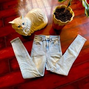 🍑🍑ROLLAS highwaisted skinny, light wash🍑🍑
